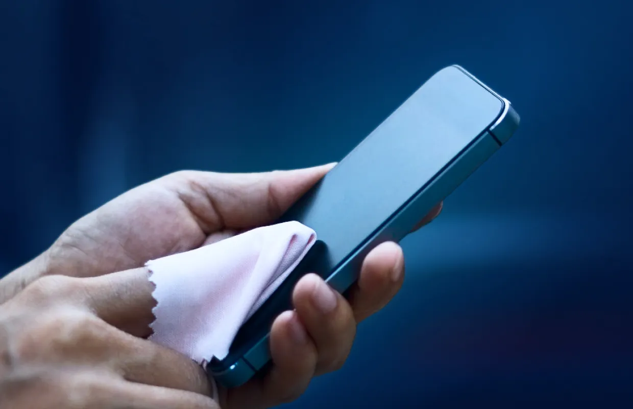 How to disinfect 2024 cell phone